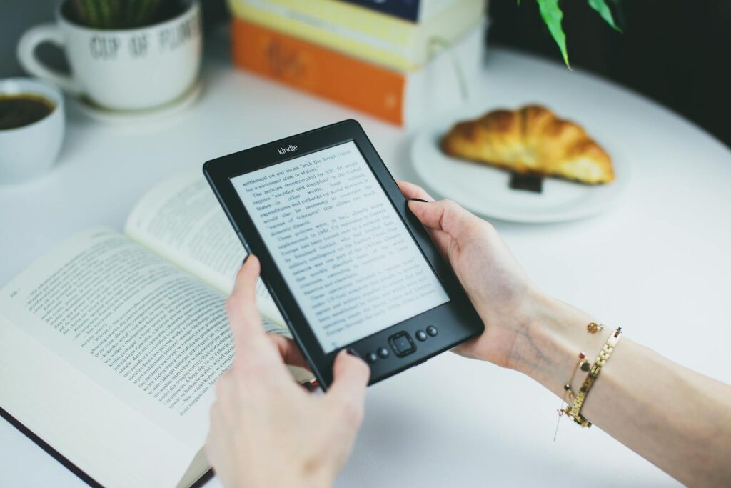 Liseuse senior : pourquoi Kindle ou Kobo change la lecture après 60 ans