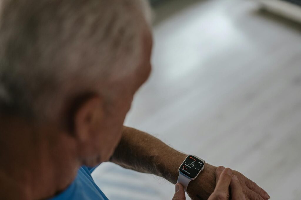 Téléassistance senior : bracelet ou médaillon SOS, comment bien choisir