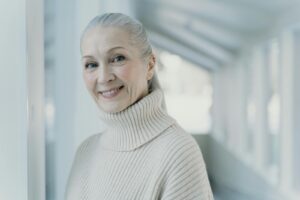 colorations naturelles cheveux blancs pour les seniors