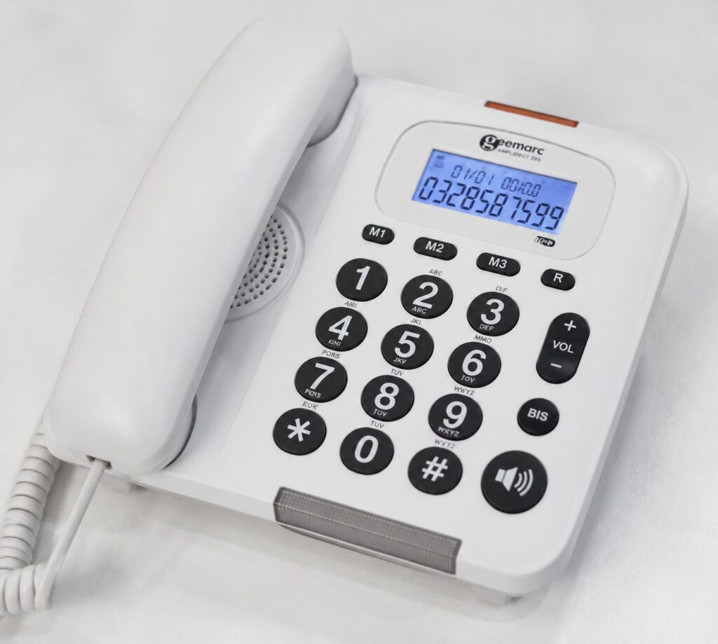 Téléphone amplificateur sonore : guide pour bien entendre après 70 ans